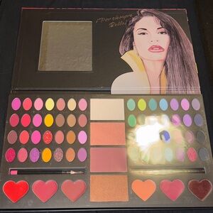 Heart-Shaped Eyeshadow Palette with Mirror